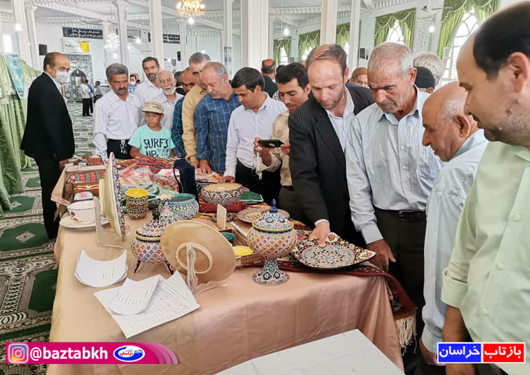 برپایی میز خدمت میراث فرهنگی ، گردشگری و صنایع دستی در مصلای نماز جمعه سرایان