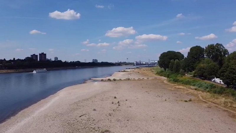 کاهش شدید سطح آب رود راین در آلمان .