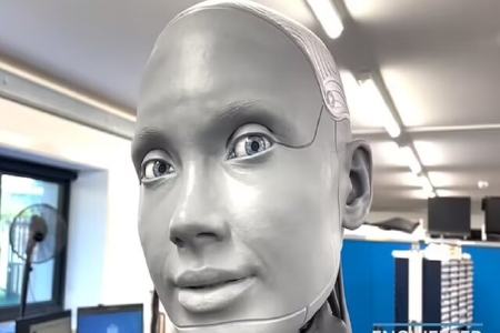 تقلید ربات آمکا Ameca از حالت‌های چهره انسان