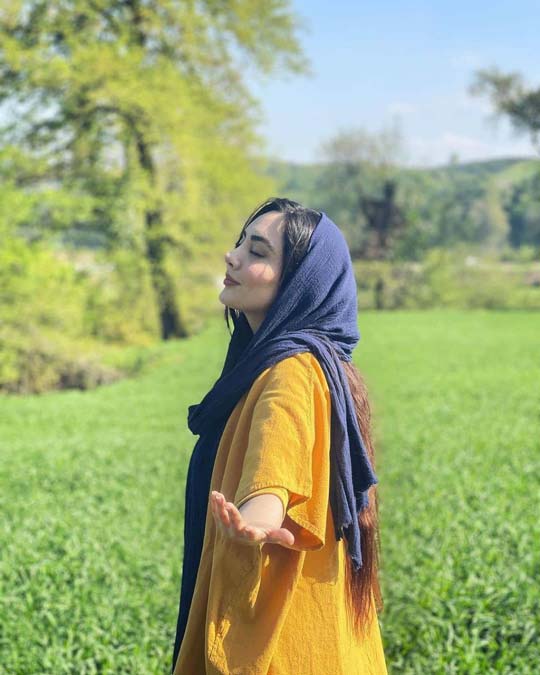 عکس شاد دختر با شال