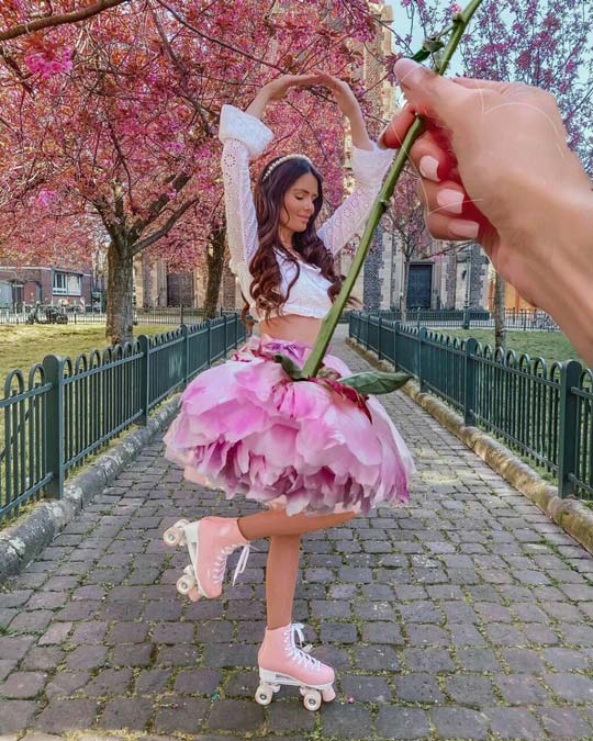 عکس زیبای دخترانه صورتی شاد