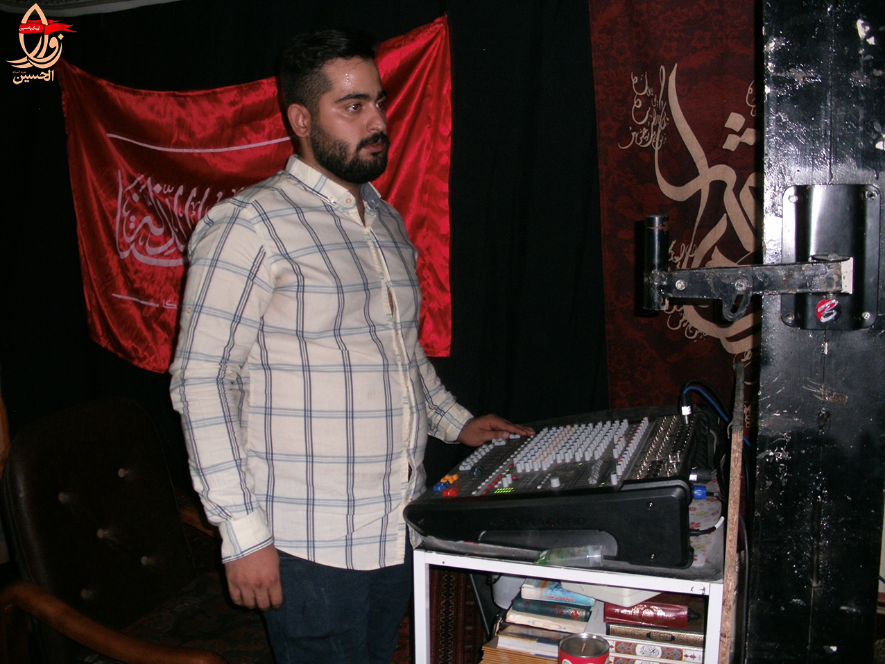 تنظیم سیستم صوتی توسط محمدحسن بهشتیان در حسینیه شهید دولت آبادی